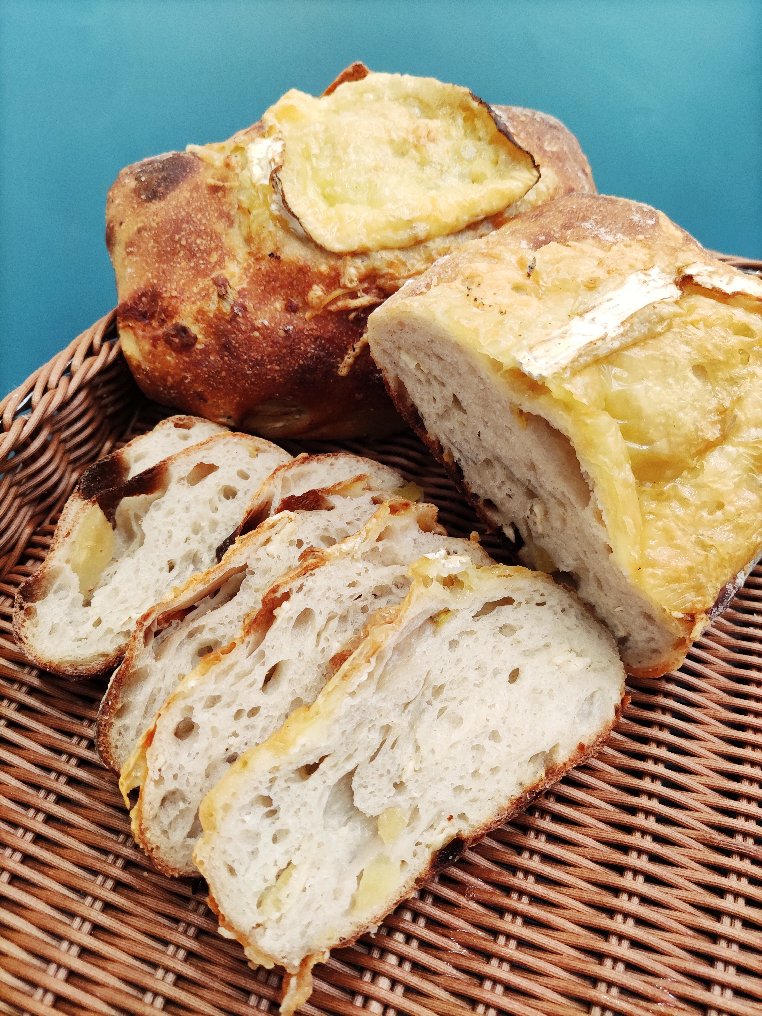Pain du mois pour mars – avril : CAMEMBERT & POMME